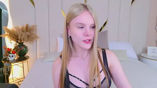 Lili_Lohan - hand bra