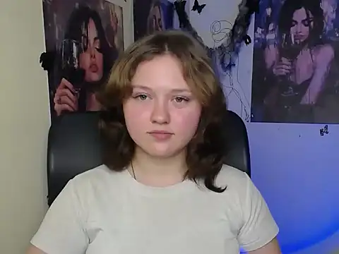 LadyAlice_ - show your cleavage