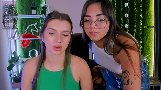 Kiki_swan - show ass and slap ass