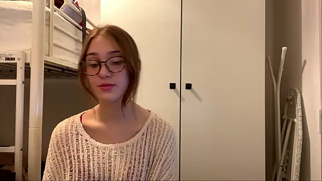 Sereneglowz - Play with bra strap💗