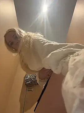 Badblondie - "DON'T BE SHY, BLONDIE 😉"