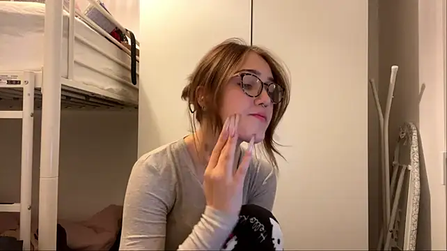 Sereneglowz - Play with bra strap💗