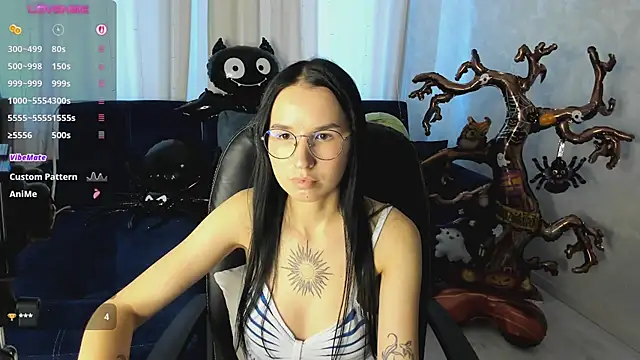 Nika_Voices - HEELS & SHOW LEGS IN TIGHT