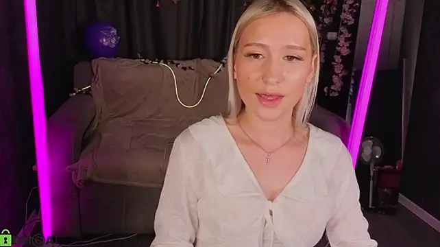 Idaa_Smith - I touch my breasts and lick my lips