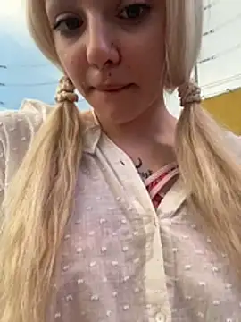 Badblondie - reveal my titties
