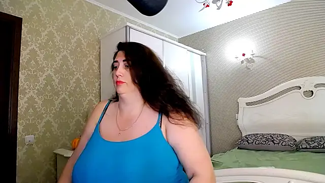 Evelyn_Shy - bare chest 200
