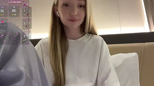 Awwwrora - show tits