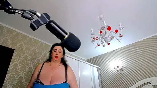 Evelyn_Shy - bare chest 200
