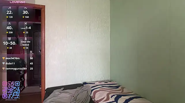 DeannaDorton - Squeeze my tits close to a cam