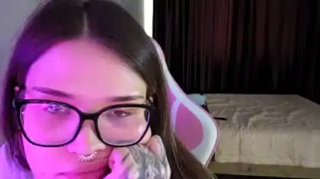 ClarisaValensuela - Hands under top, touch my boobs