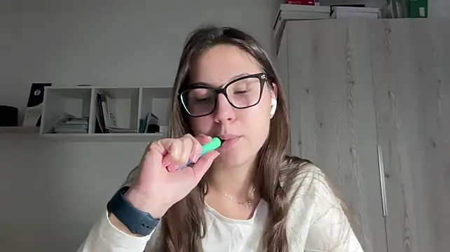 Rubymoonv - Pinch my nipples closely🔞