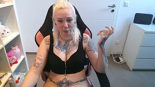 Sarah_sky_official - Oberkörper nackt