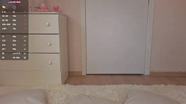 Lunarr_kitten - show feet