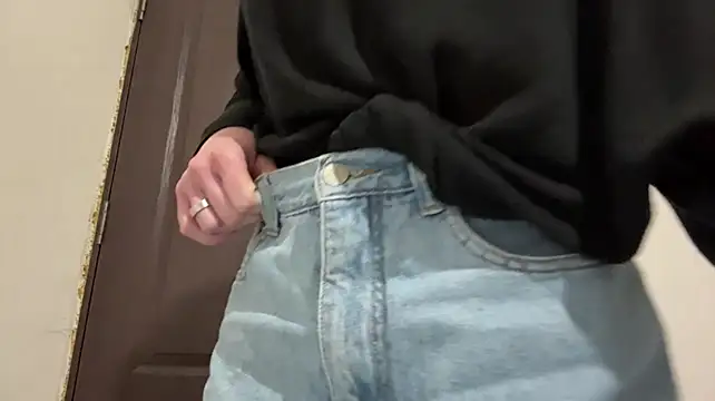 RolandeRohrs - Touching my ass close up😏