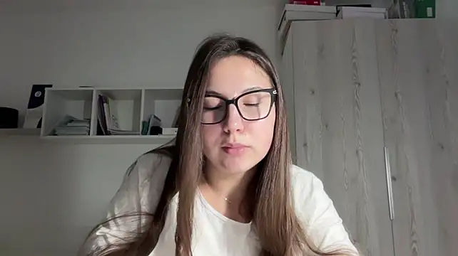 Rubymoonv - Put my hands under the top and massage🔞