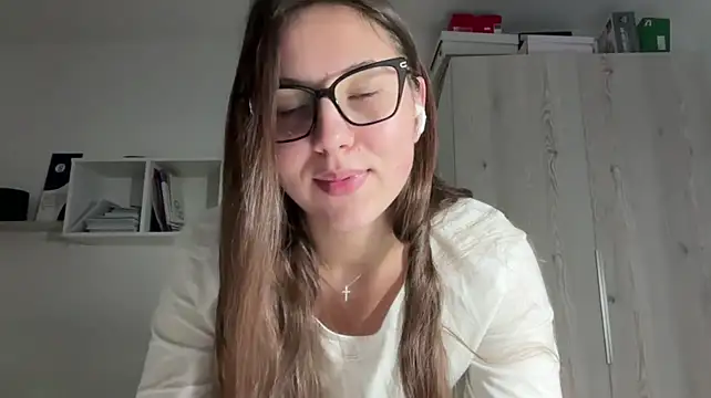 Rubymoonv - Put my hands under the top and massage🔞