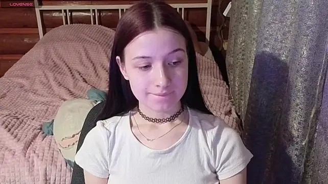 AlicePowells - squeeze my breasts through my top😍
