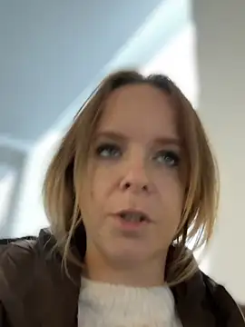 SexyMilf_1987 - pussy fingern in der Umkleide