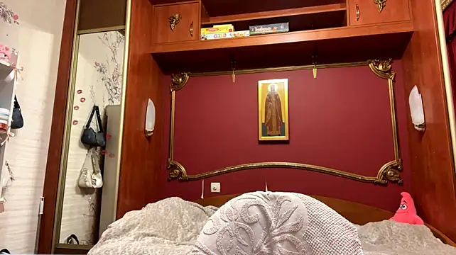LauraMystiq - Play with my nipples