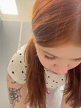 Freaky__Nikki - rub my tits under my top