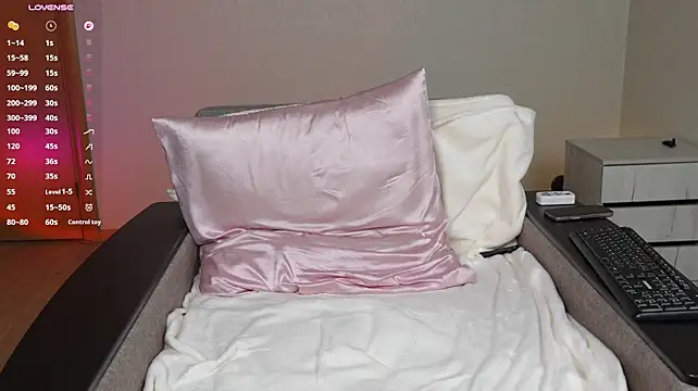 HottieEmma - naked, rub and finger pussy till i cum
