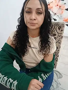 Alisoon_Queen - tits out for 2 minutes