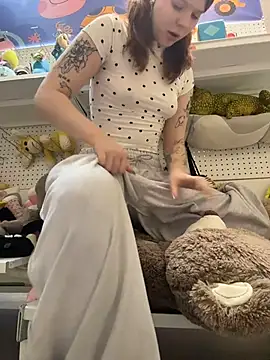 Freaky__Nikki - rub my tits under my top