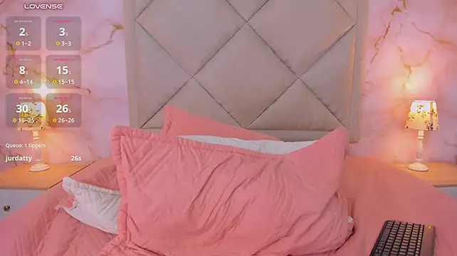 Bellamooretti - Flash tits + Play nipples 🍒🙈