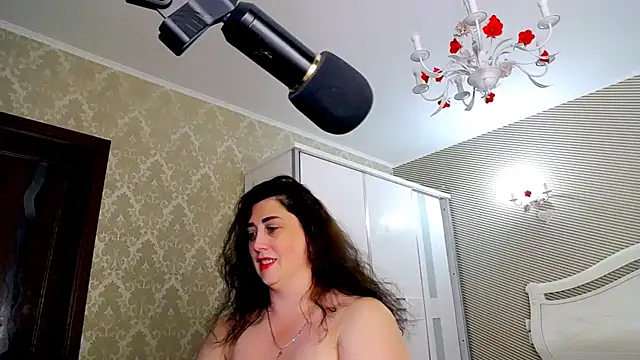Evelyn_Shy - bare chest 200