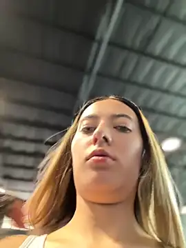 Kloe__t18 - Show boobs at bus