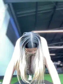 Kloe__t18 - Show boobs at bus