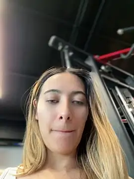 Kloe__t18 - Show boobs at bus