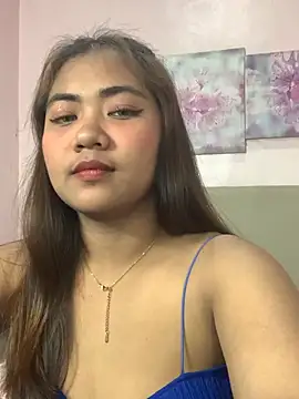 YaraSmith - pinch my nipple😛