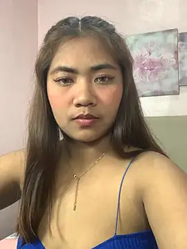 YaraSmith - pinch my nipple😛