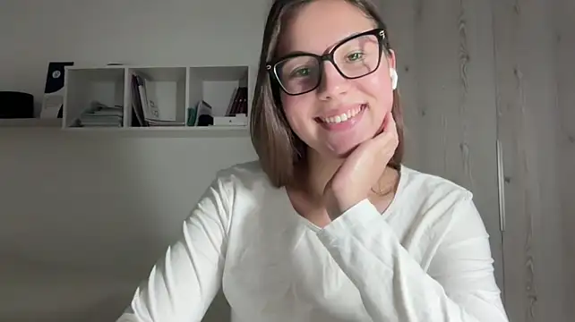 Rubymoonv - Lift my top and massage my boobs🔞