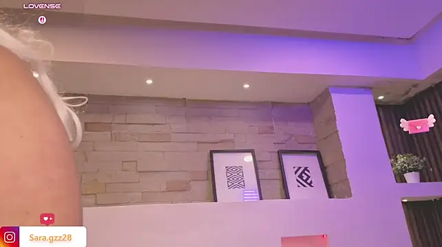 SaraLyynn - spread my asshole