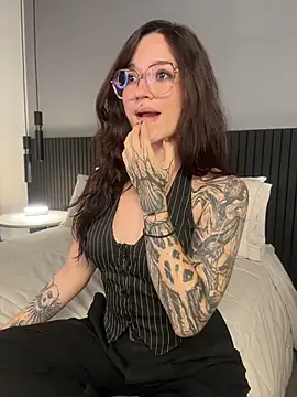 Charlotte_Rossee - last tipper controls toy 5 min and a pic