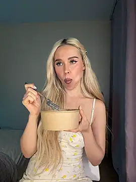 XDinnax - show boob