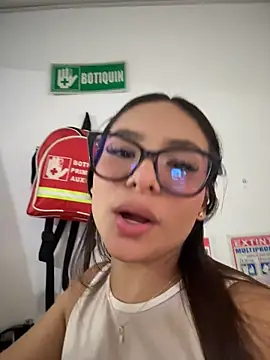Amira_cute2 - 2 finger inside pussy -Publuc show