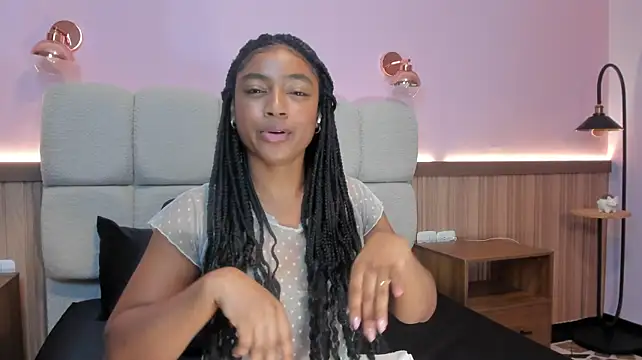 Laraebony_