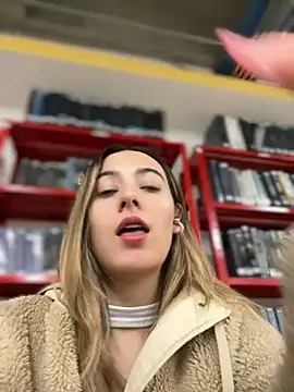 Kloe__t18 - Flash ass at bus