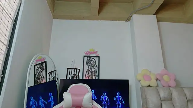 Queenalexxa111 - suck on my hard nips=P