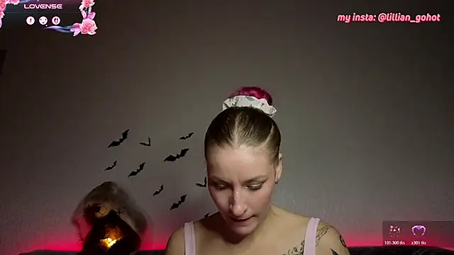 Lillian_Lahot - show and play with tits