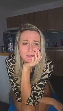 Malicia-hot - Enlever la jupe