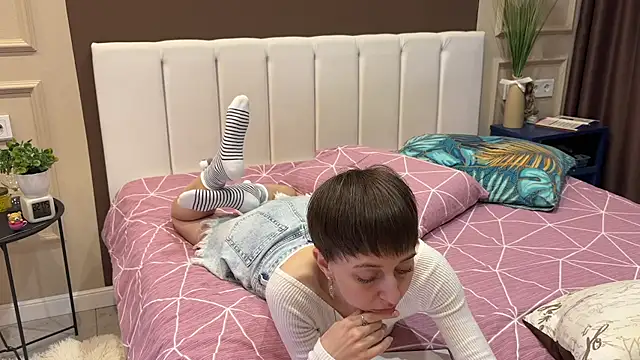 Daniellia_ - I'm naked behind a small pillow 😈