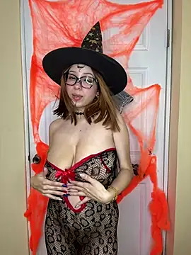 ValeryMoretti - Teasing dildo in boobs👻