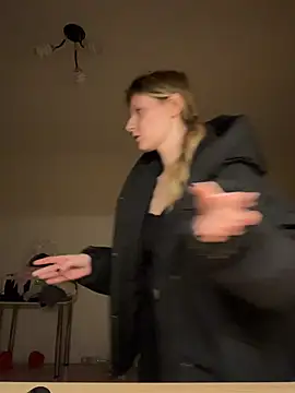 MaryHiggins - Sucking a dildo with saliva on her tits
