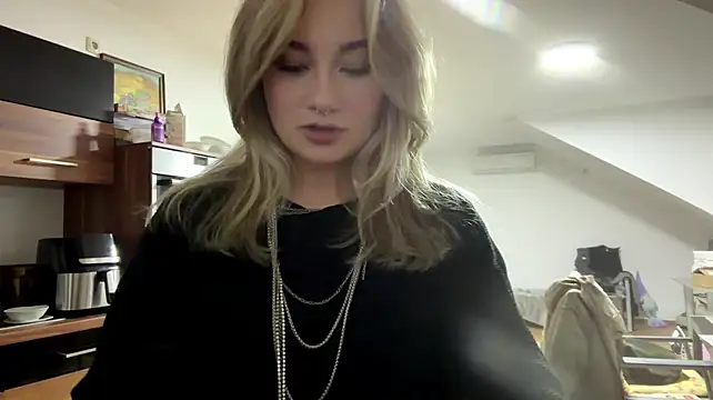 KhloeBlondie - Suck banana🍌