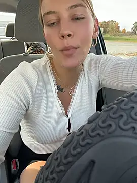 A1lesandra3 - Naked outside and squirt!!