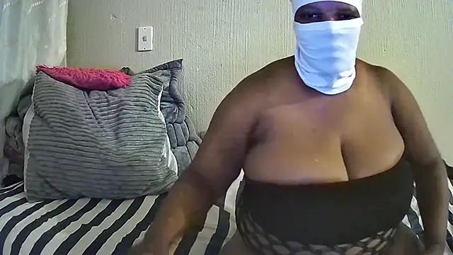 Peachygirlxx1 - spit of boobs